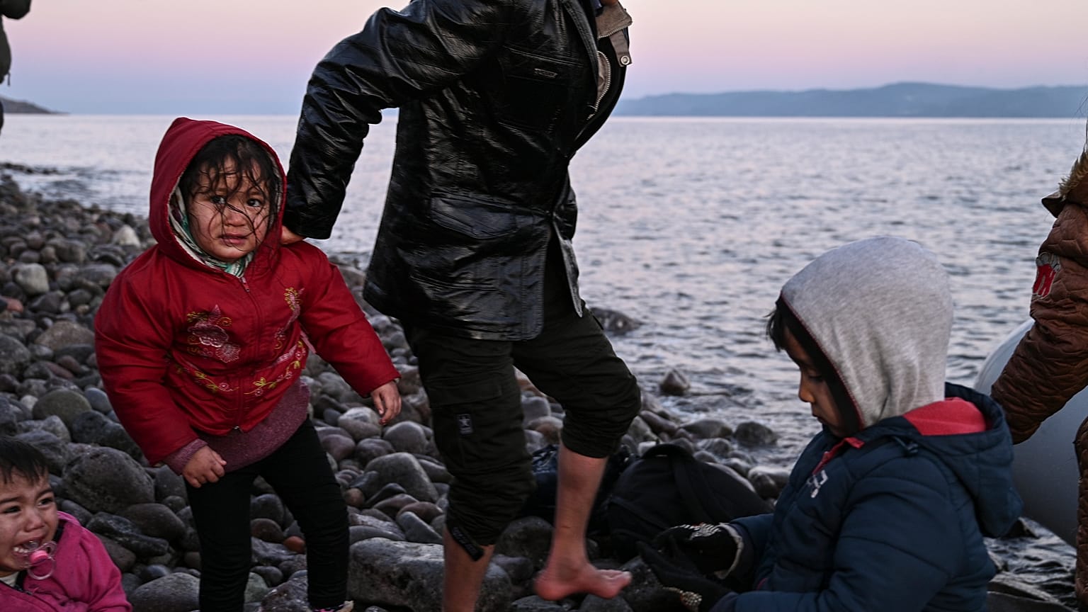 Midilli Adası'na ulaşan göçmen çocuklar