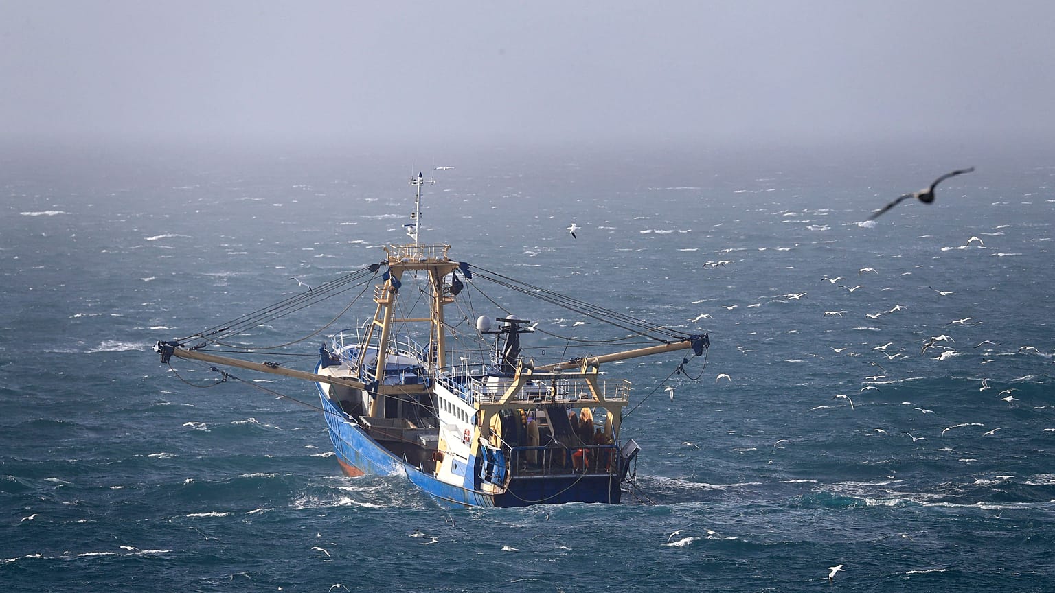 Barco de pesca no Canal da Mancha
