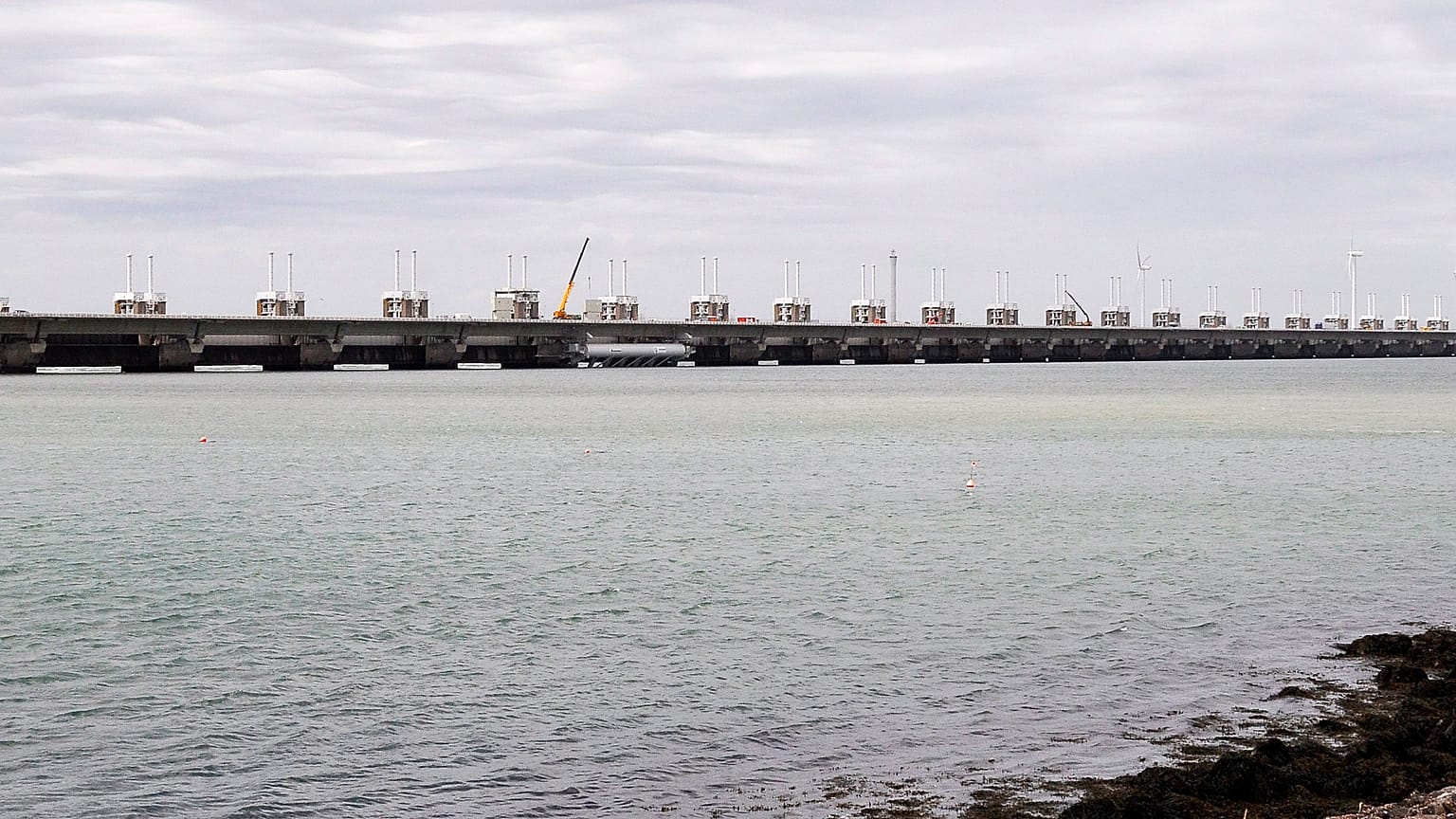 Az Oosterscheldekering nevű, 9 kilométer hosszú gát a Deltawerken gátrendszer leghosszabbja, 4 km hosszan nyitható kapukkal.