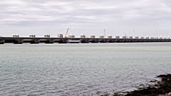Az Oosterscheldekering nevű, 9 kilométer hosszú gát a Deltawerken gátrendszer leghosszabbja, 4 km hosszan nyitható kapukkal.
