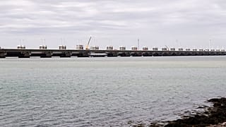 Az Oosterscheldekering nevű, 9 kilométer hosszú gát a Deltawerken gátrendszer leghosszabbja, 4 km hosszan nyitható kapukkal.