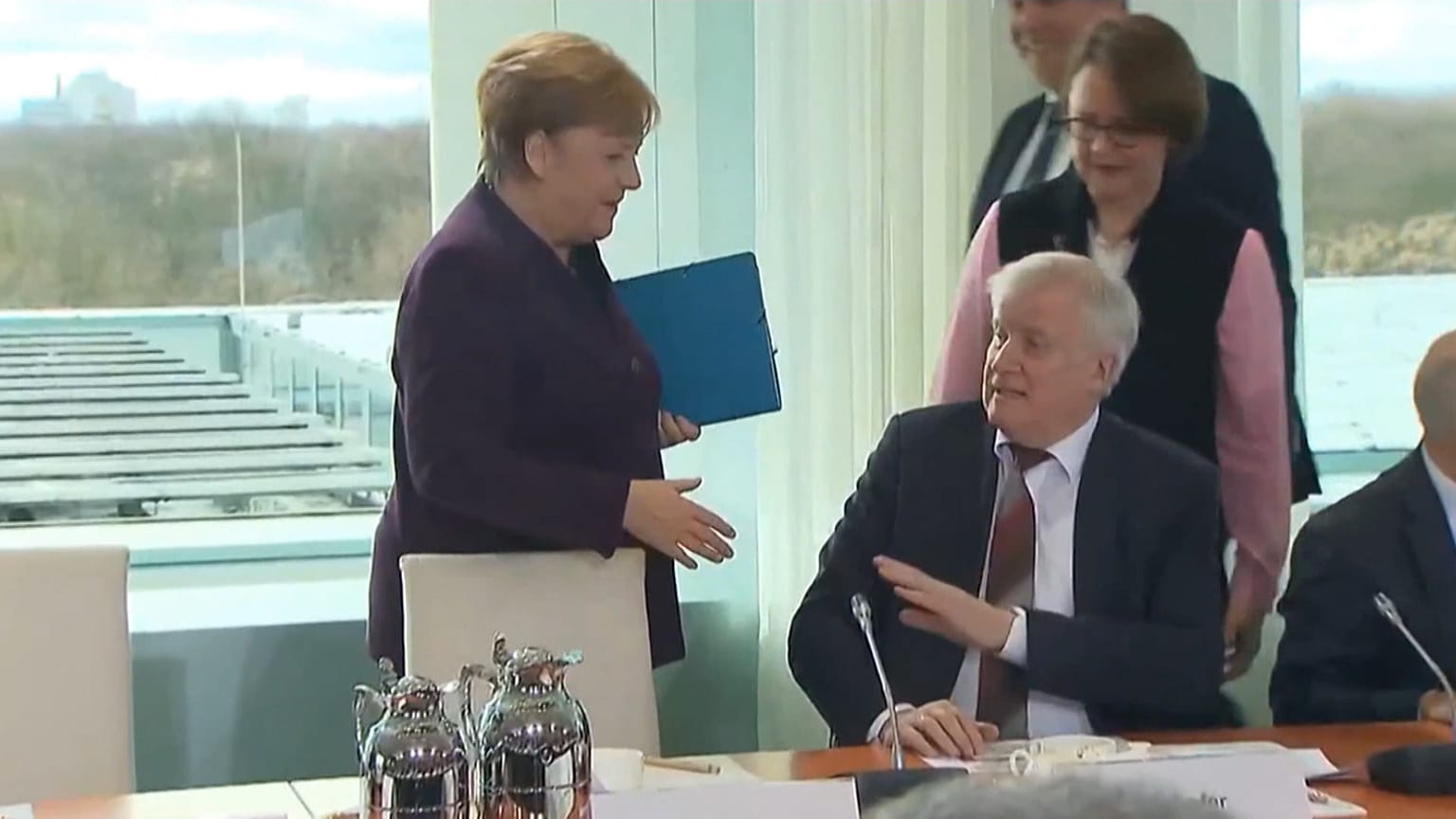Merkel'in eli havada kaldı