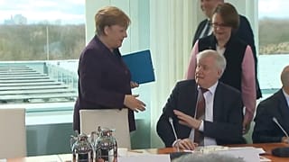 Merkel'in eli havada kaldı
