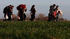 "No se tolerará ninguna entrada ilegal". Grecia suspende un mes las solicitudes de asilo