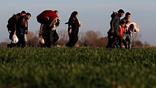 "No se tolerará ninguna entrada ilegal". Grecia suspende un mes las solicitudes de asilo