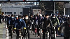 Védőmaszkot viselő munkások távoznak a Hyundai dél-koreai járműgyártó ulszani gyárából 2020. február 5-én