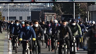 Védőmaszkot viselő munkások távoznak a Hyundai dél-koreai járműgyártó ulszani gyárából 2020. február 5-én