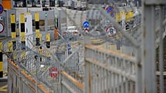DOSSIER : Des fils barbelés bordent le poste frontière de Kapitan Andreevo entre la Bulgarie et la Turquie, le samedi 29 février 2020.