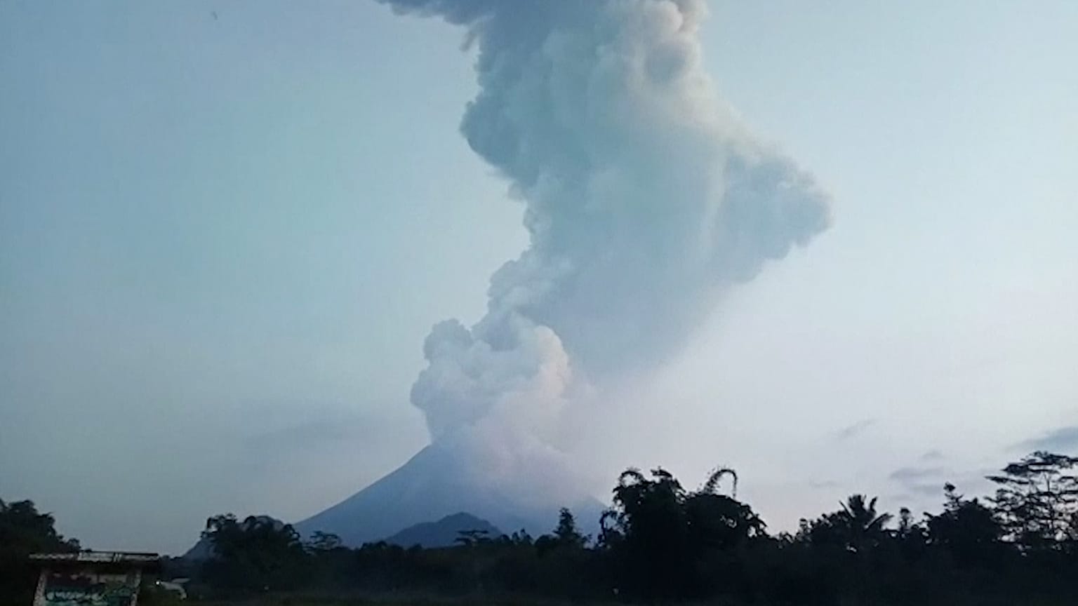 En Indonésie, le volcan Merapi entre en éruption et projette des cendres à 6 000 mètres de haut