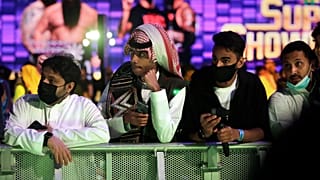 جمهور رياضة المصارعة الحرة يرتدون الكمامات خوفا من عدوى فيروس كورونا في الرياض، السعودية