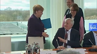 Un ministro de Merkel rechaza darle la mano por el coronavirus y el vídeo se vuelve viral 