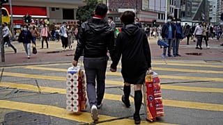 COVID-19: Τέρμα οι χειραψίες, οι αγκαλιές και τα...φιλιά!