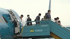 Passagiere verlassen eine Maschine