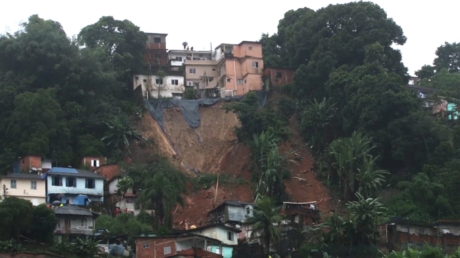 Tempestade provoca pelo menos 16 mortos no litoral de São Paulo