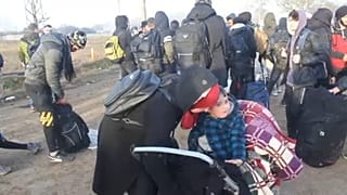 À la frontière entre la Turquie et la Grèce, des milliers de migrants espèrent rejoindre l'UE