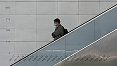 رجل يرتدي كمامة خوفا من التقاط عدوى فيروس كورونا في سيول، كوريا الجنوبية مارس - آذار 2020