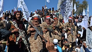 Un gurppo di talebani nella provincia di Laghman celebra l'accordo di pace con gli Stati Uniti (2 marzo)