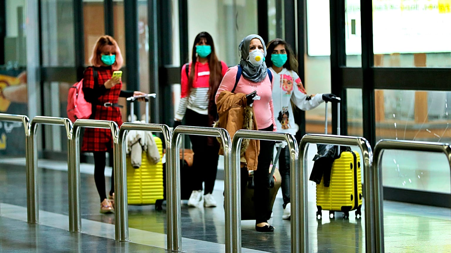 Coronavirus : des passagères dans l'aéroport de Bagdad portent des masques