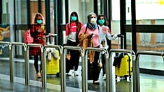 Coronavirus : des passagères dans l'aéroport de Bagdad portent des masques
