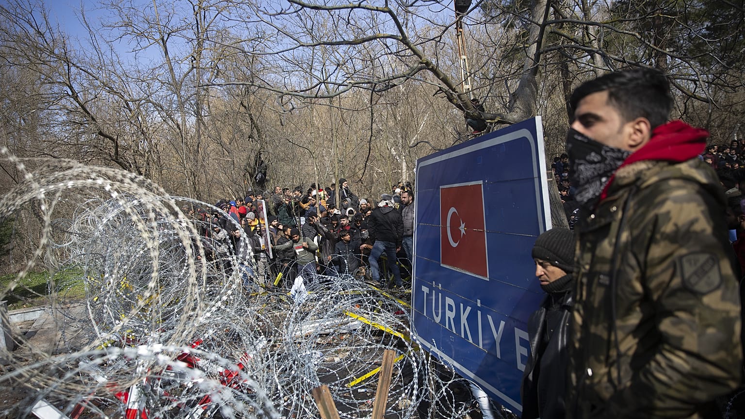 Avrupa'ya geçmek isteyen binlerce düzensiz göçmen Edirne Pazarkule Sınır Kapısı önünde bekliyor.