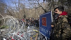 Avrupa'ya geçmek isteyen binlerce düzensiz göçmen Edirne Pazarkule Sınır Kapısı önünde bekliyor.
