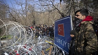 Avrupa'ya geçmek isteyen binlerce düzensiz göçmen Edirne Pazarkule Sınır Kapısı önünde bekliyor.