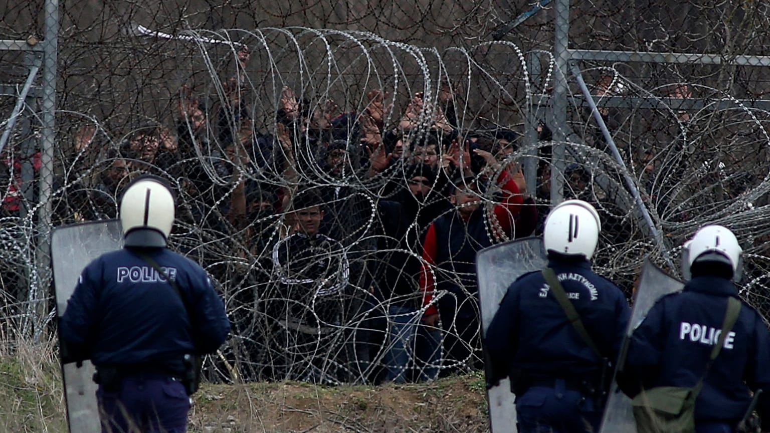 Griechische Polizisten sichern Grenze in Kastanies.