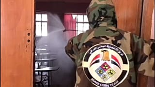 شاهد: القوات العراقية ترش مدارس في الديوانية بمواد مطهرة  للوقاية من "كورونا"