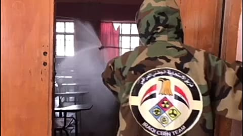 Irak: Soldaten sprühen gegen das Virus