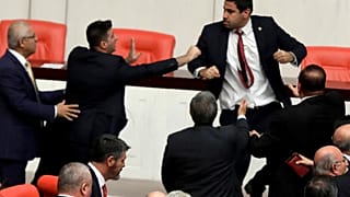 Schlägerei im türkischen Parlament