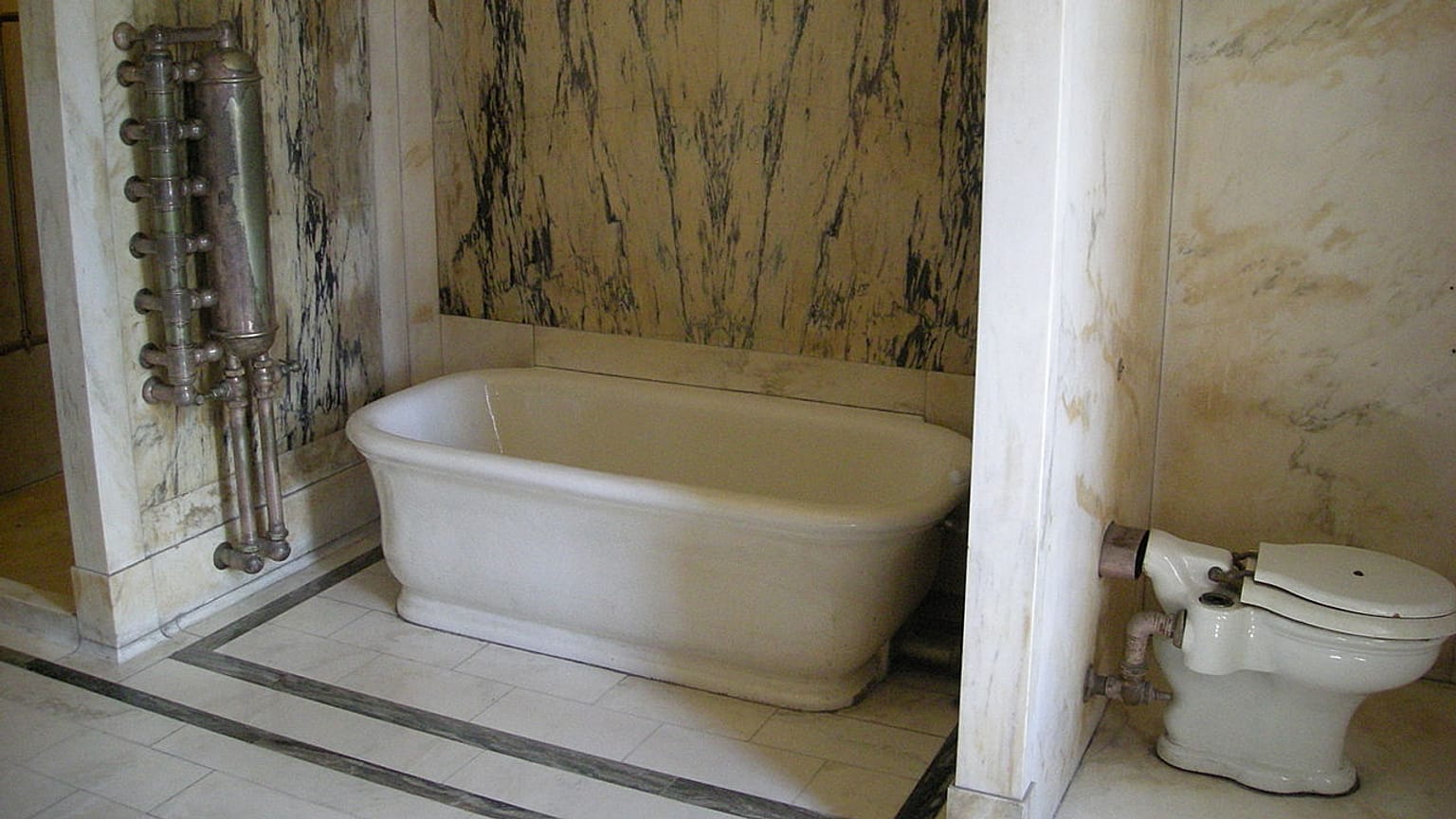 Casa Loma July 2010 30 (Sir Pellatt's Suite - Bathroom