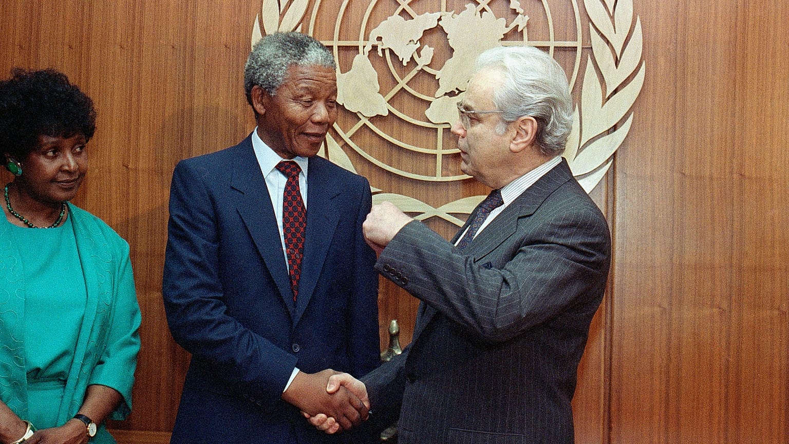 El exsecretario general de la ONU Javier Pérez de Cuéllar saluda a Nelson Mandela (Nueva York, 1990)