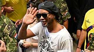 Barcelona'nın eski yıldızı Ronaldinho Paraguay'da göz hapsine alındı