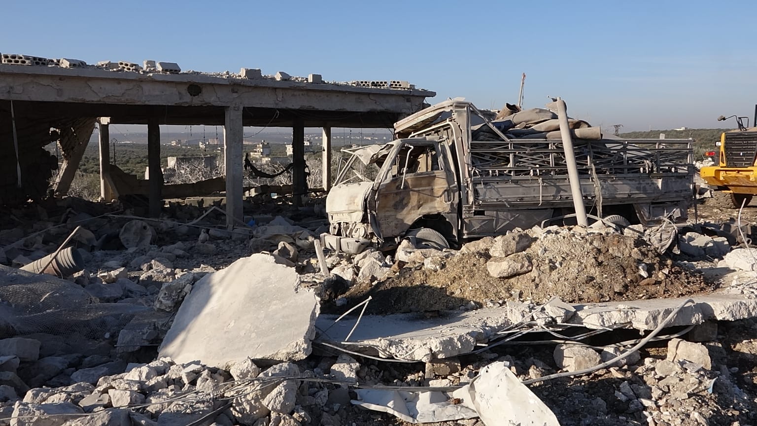 Rus savaş uçaklarının İdlib'in Marretmısrin beldesinde bir tavuk çiftliğine sığınanları hedef aldığı saldırıda 16 sivil hayatını kaybetti