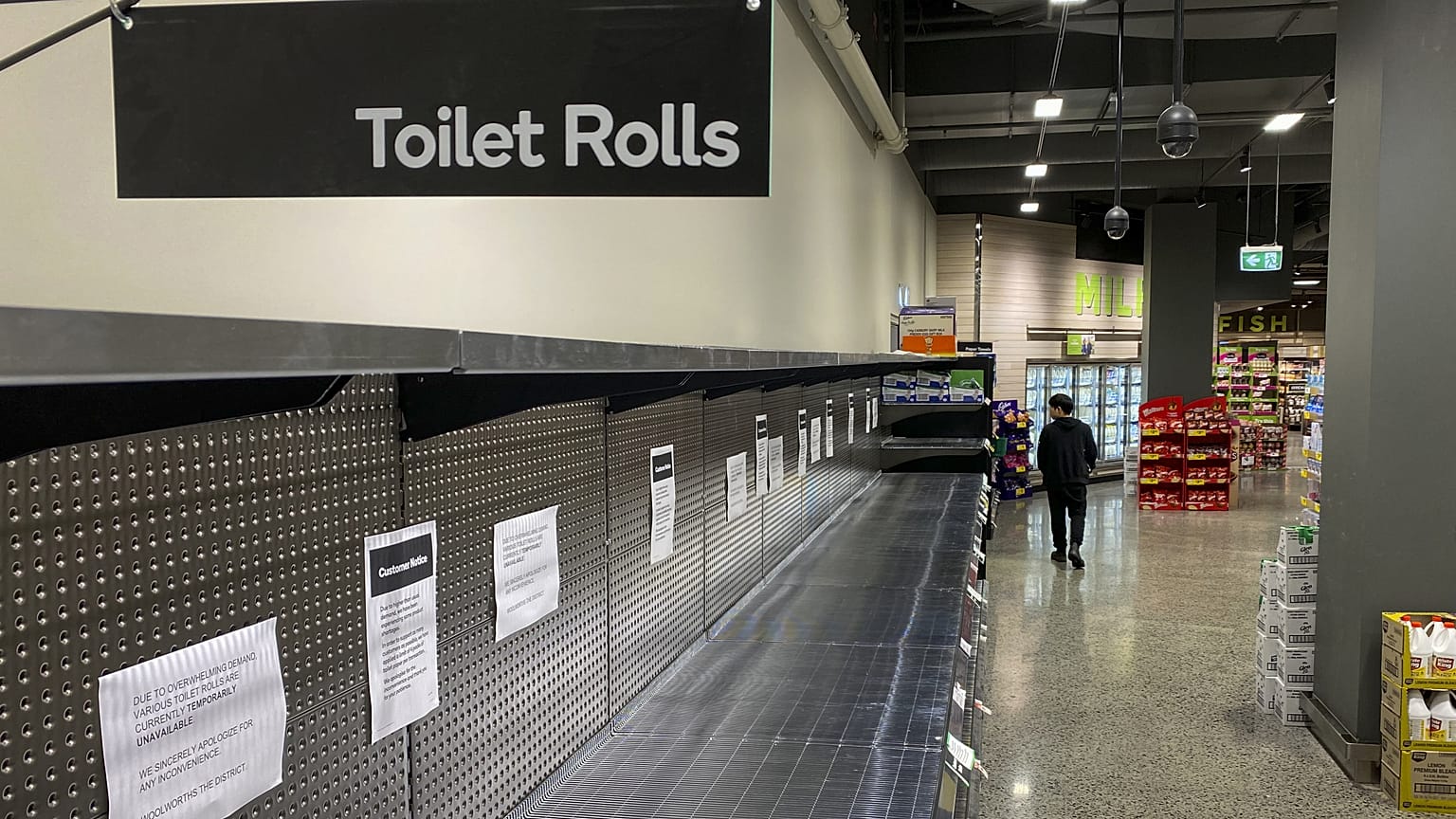 Des rayons de papier toilette entièrement vides dans un supermarché de Melbourne, Australie, le 5 mars 2020 