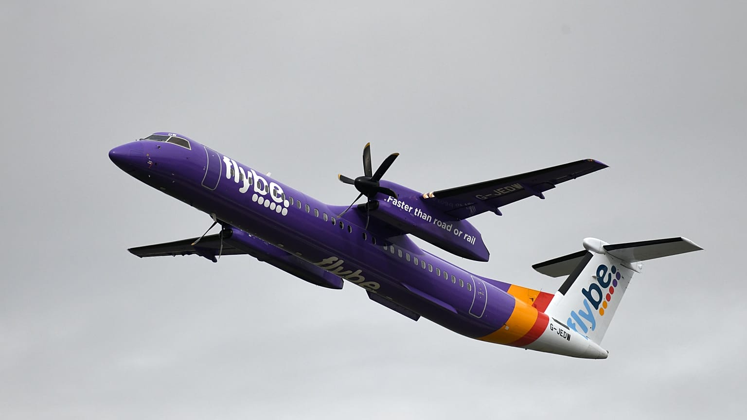 İngiliz hava yolu şirketi Flybe'ye ait yolcu uçağı