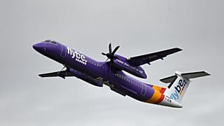 İngiliz hava yolu şirketi Flybe'ye ait yolcu uçağı