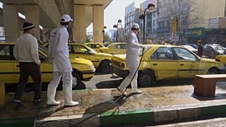 شاهد: بلدية طهرن تبدأ حملة تطهير للأماكن العامة في العاصمة للحد من انتشار فيروس كورونا 