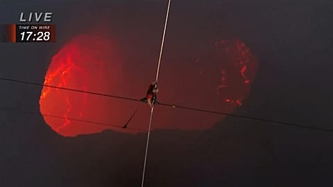 500 Meter Nervenkitzel: Drahtseilakt über heißer Magma