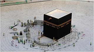 شاهد: في حدث نادر صحن الكعبة بلا مصلين ومعتمرين بعد قرار السلطات السعودية إغلاقه