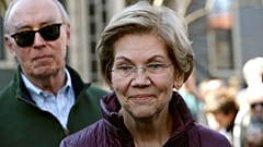 Elizabeth Warren mit Ehemann  Bruce Mann im Hintergrund.