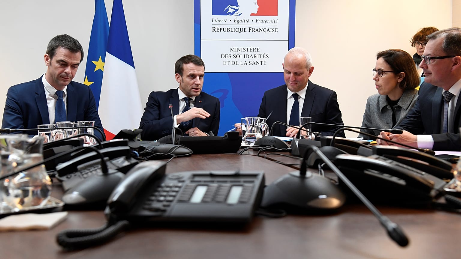 Emmanuel Macron, président français, entouré du ministre de la santé Olivier Veran et du directeur général de la santé Jérôme Salomon lors d'une réunion sur le coronavirus, le