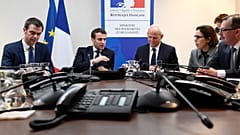 Emmanuel Macron, président français, entouré du ministre de la santé Olivier Veran et du directeur général de la santé Jérôme Salomon lors d'une réunion sur le coronavirus, le