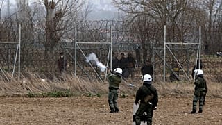 اتهام اليونان باستعمال قنابل غاز "قد تؤدي إلى الموت"