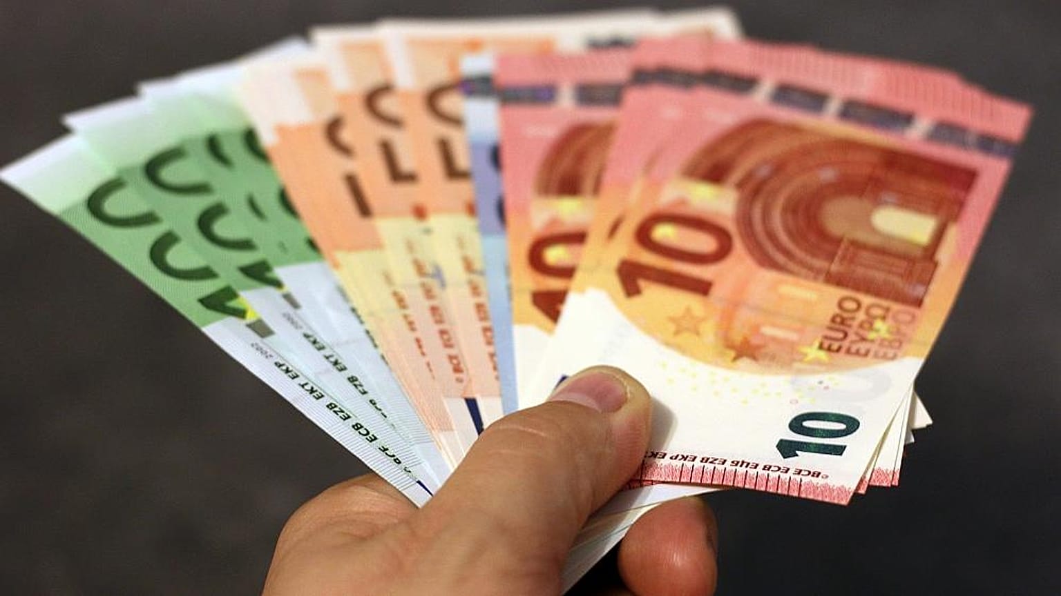 Los expertos minimizan la probabilidad de que los billetes propaguen el coronavirus