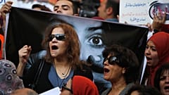 مصريات يتظاهرن بالعاصمة القاهرة يهتفن ضد المجلس العسكري و يؤيدن الثورة /08/03/2012