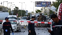 Des policiers sur les lieux de l'attentat contre l'ambassade des Etats-Unis à Tunis le 6 mars 2020