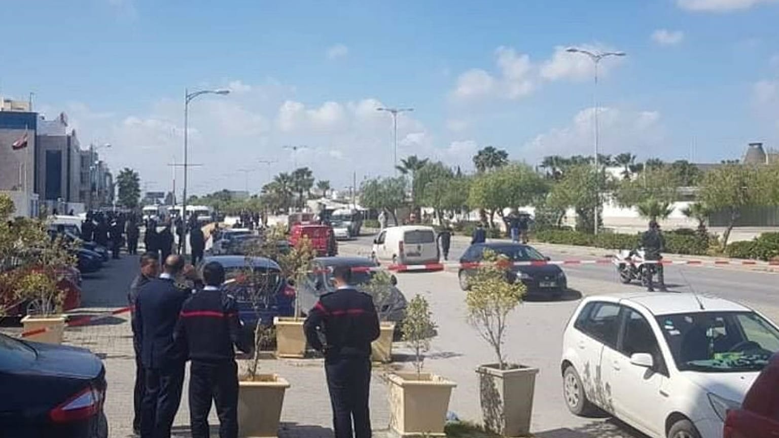 Tunus'un başkenti Tunus'ta ABD Büyükelçiliği yakınında intihar saldırısı