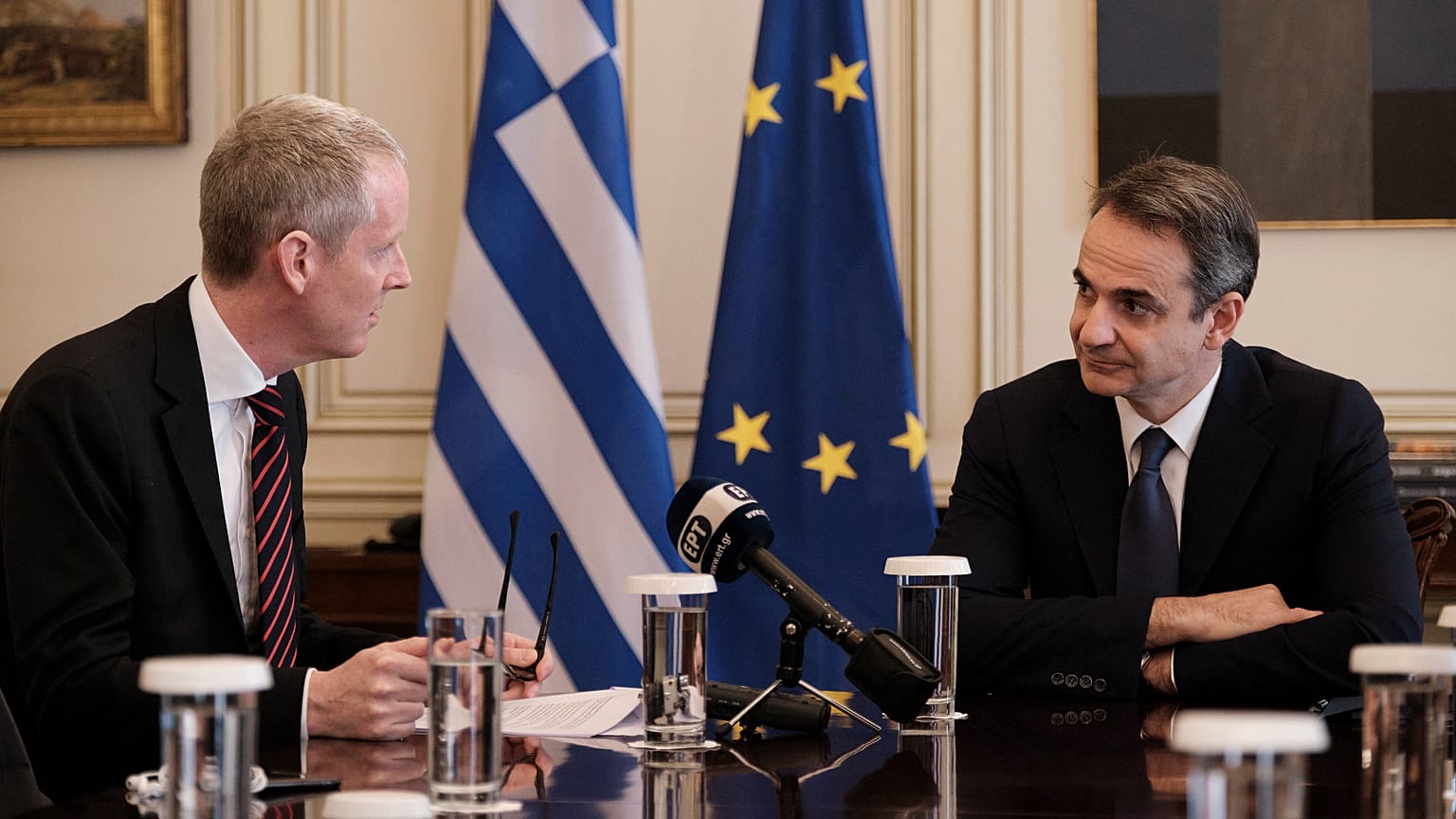 Ο Έλλνας πρωθυπουργός Κ.Μητσοτάκης κατά τη συνάντηση του με τον αντιπρόεδρο της Ευρωπαϊκής Τράπεζας Επενδύσεων (ΕΤΕπ), Άντριου Μακ Ντάουελ.