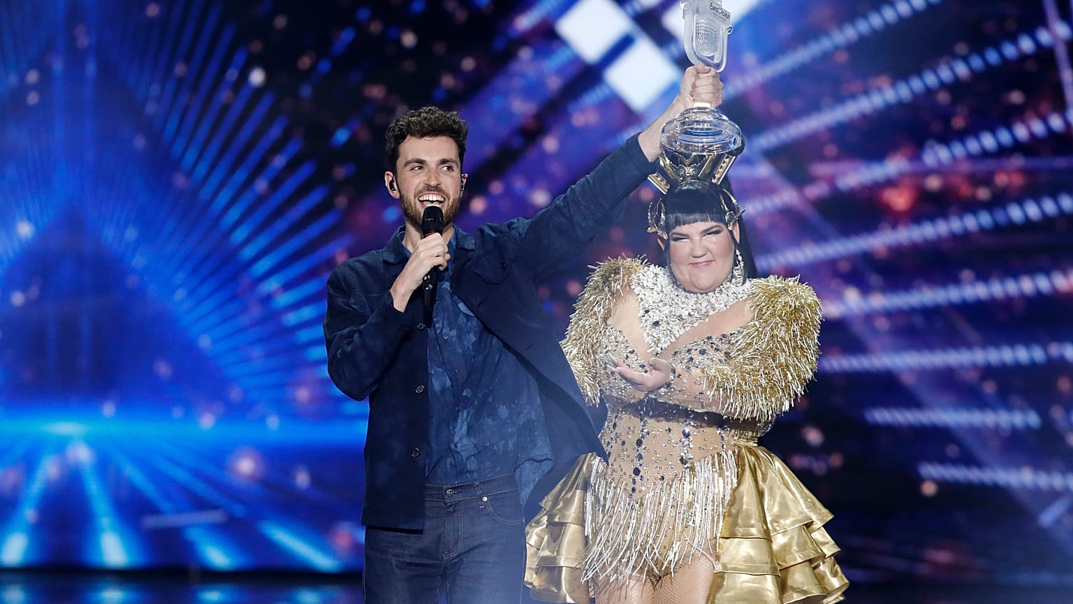 Ο περσινός νικητής του διαγωνσιμού της Eurovision, Ολλανδός Duncan Laurence μαζί με την ισραηλινή Νέτα